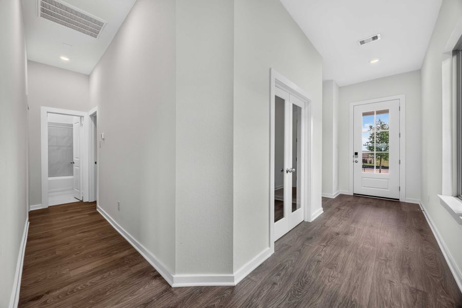 Spacious, unfurnished interior of a new home in La Segarra 40', Brookshire (Image 21).