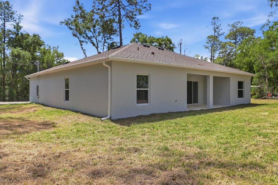 Exterior details and patio area of a home in , Dunnellon (Image 21).