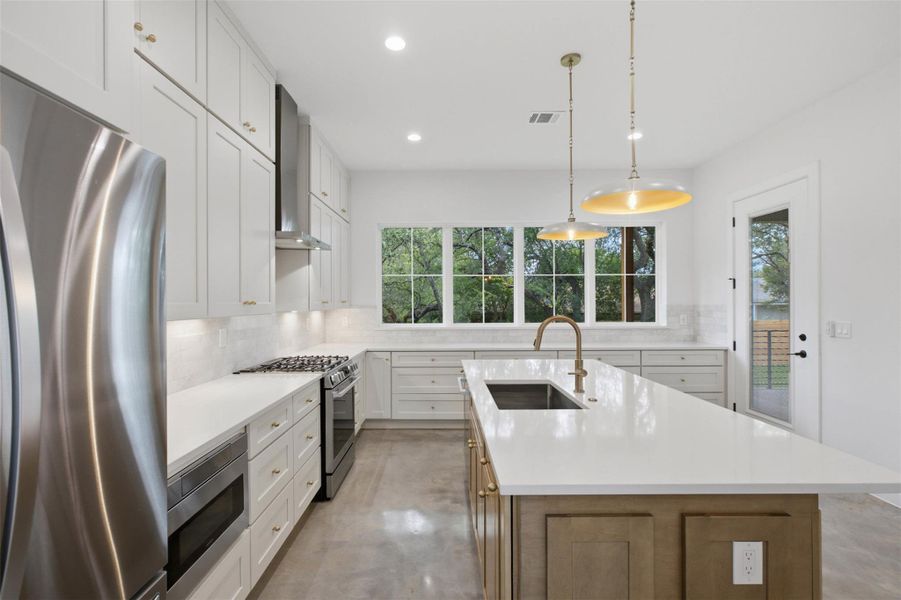 All new stainless appliances convey All new stainless appliances convey