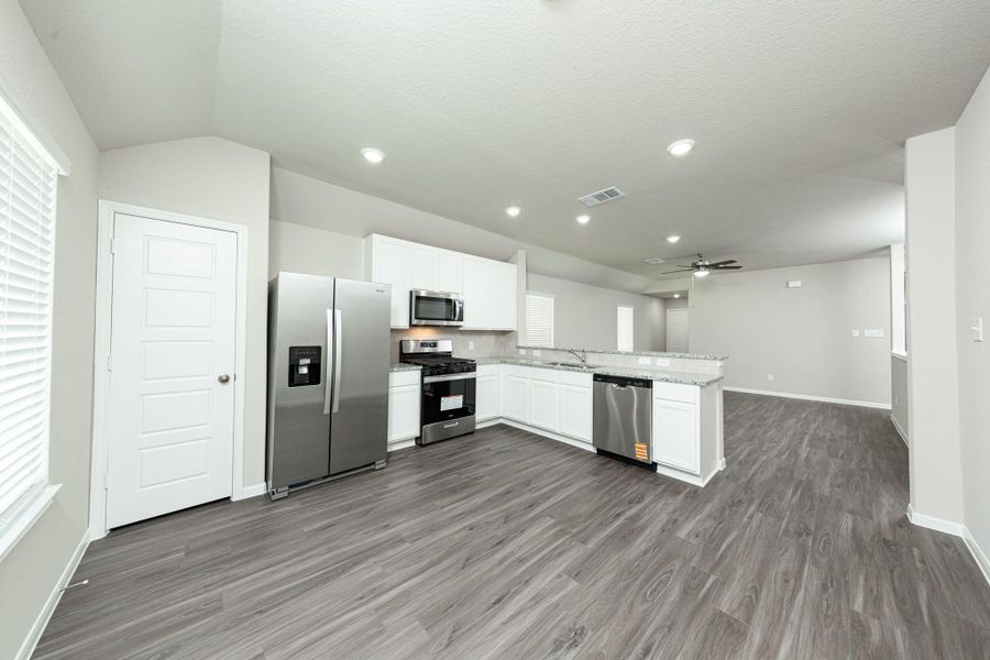Furnished interior view inside a new home in Mackenzie Creek, Conroe (Image 4). Furnished interior view inside a new home in Mackenzie Creek, Conroe (Image 4).