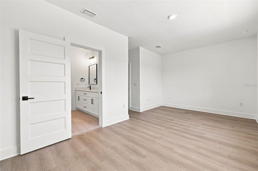 Spacious, unfurnished interior of a new home in , Tampa (Image 22).