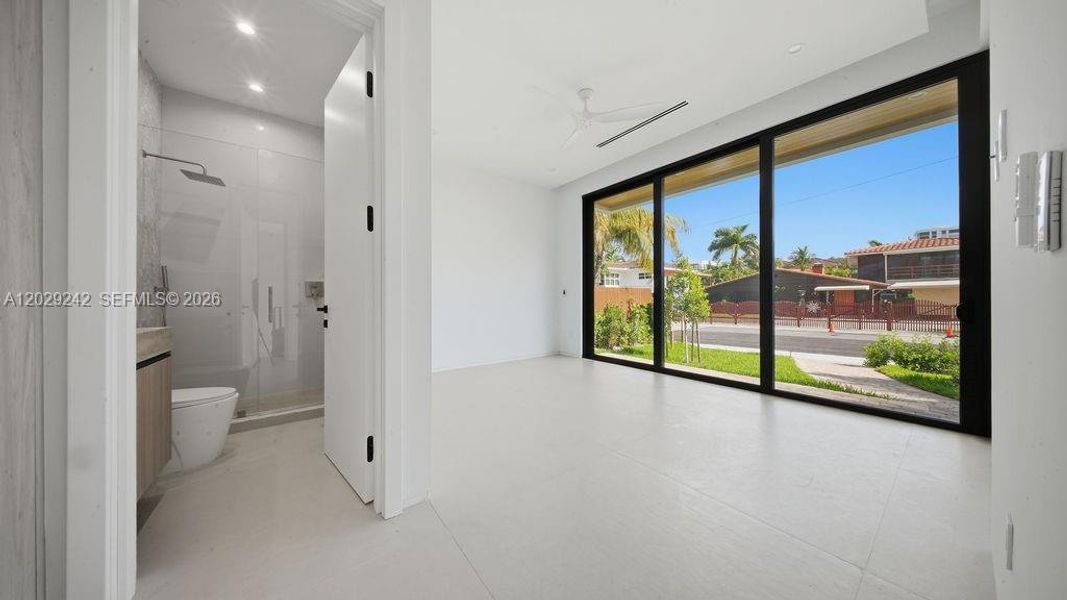 Spacious, unfurnished interior of a new home in , Fort Lauderdale (Image 65).