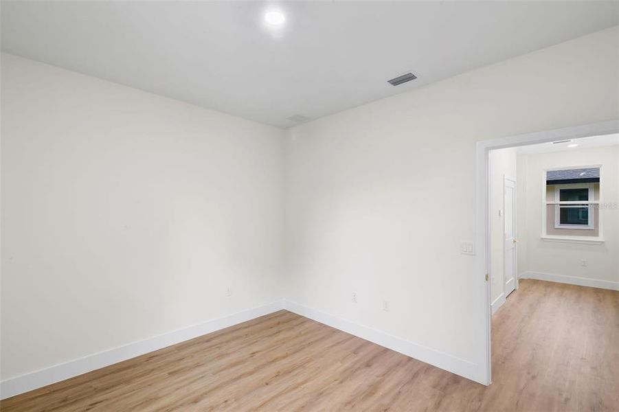 Spacious, unfurnished interior of a new home in , Orlando (Image 18).