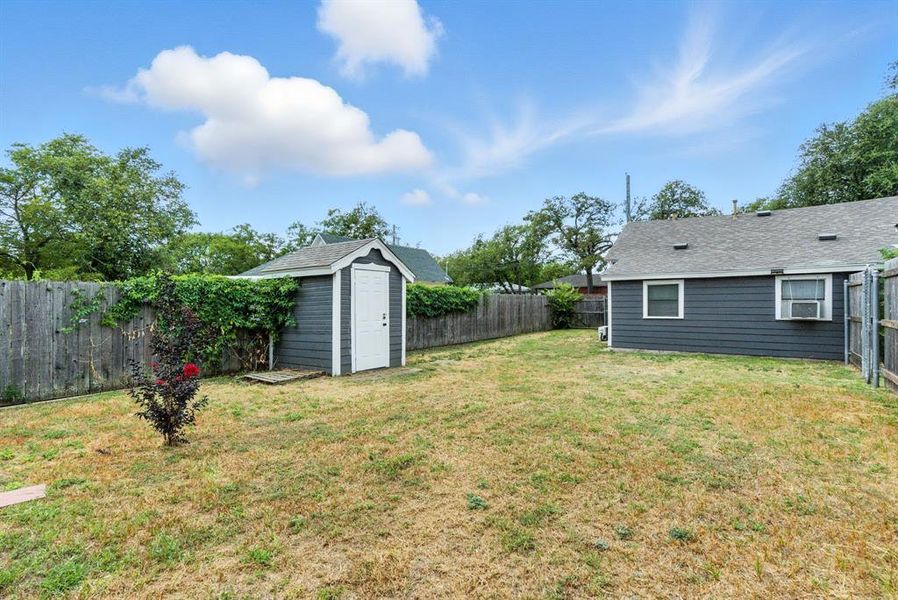 Exterior details and patio area of a home in , Weatherford (Image 22).