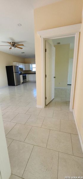 Spacious, unfurnished interior of a new home in , Eagle Pass (Image 7).