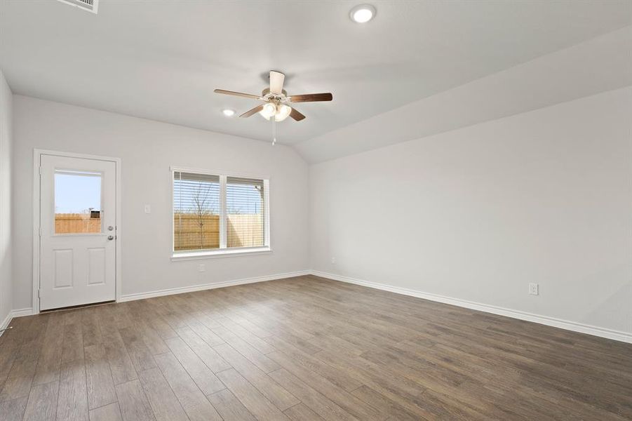 Spacious, unfurnished interior of a new home in Rocky Creek Crossing, Fort Worth (Image 24).