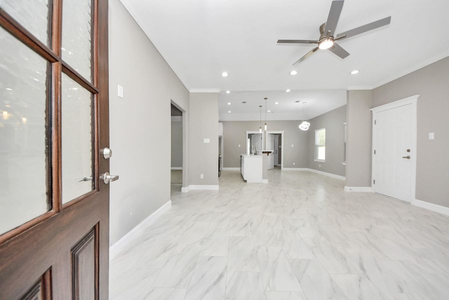 Spacious, unfurnished interior of a new home in , Baytown (Image 8).