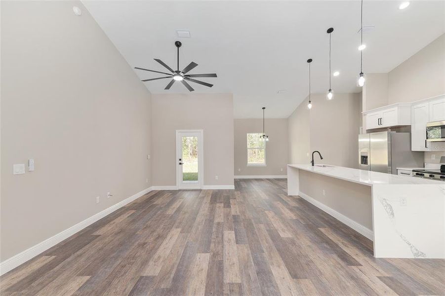 Spacious, unfurnished interior of a new home in , Citrus Springs (Image 32).