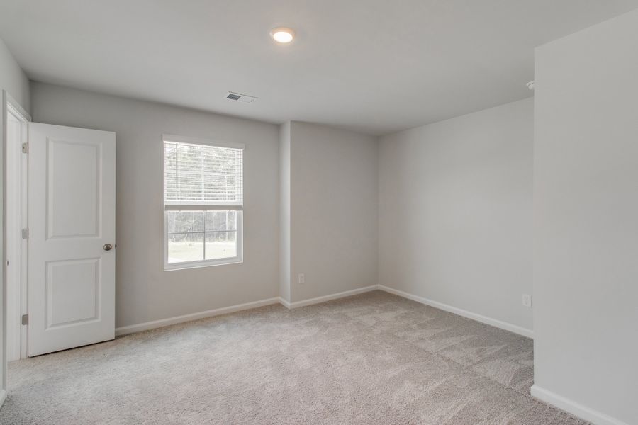 Spacious, unfurnished interior of a new home in Bluefield, Lexington (Image 31).
