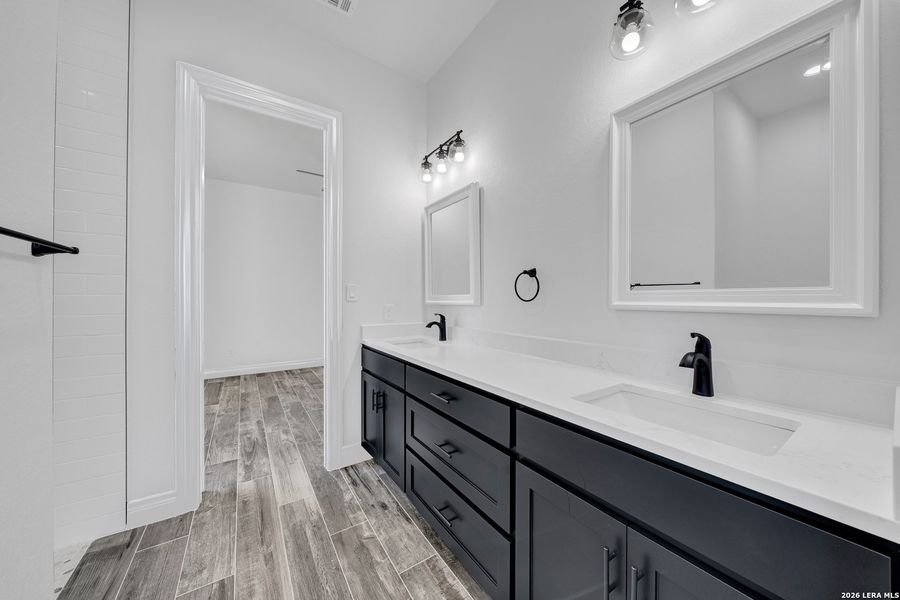 Furnished interior view inside a new home in , La Vernia (Image 34).