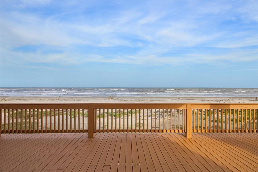 Oversized balcony for endless entertaining! Oversized balcony for endless entertaining!