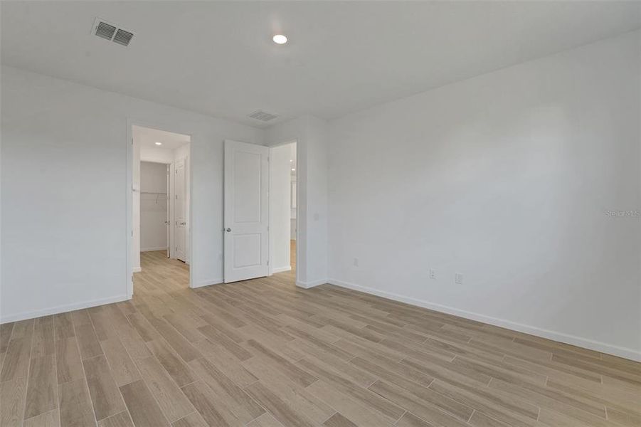 Spacious, unfurnished interior of a new home in Green Key Village, Lady Lake (Image 28).