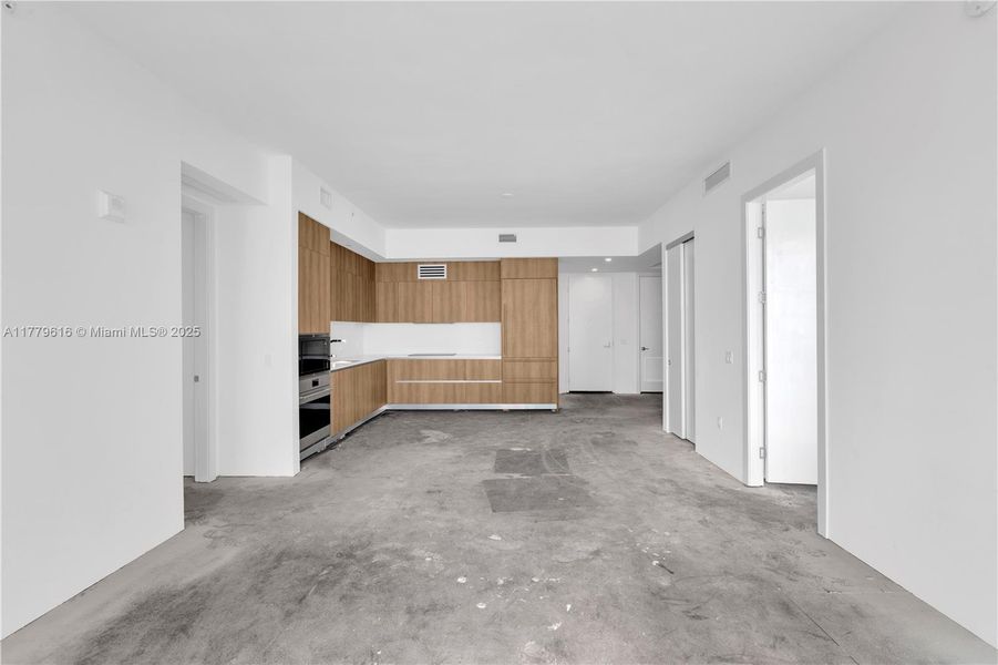 Spacious, unfurnished interior of a new home in , Sunny Isles Beach (Image 4).