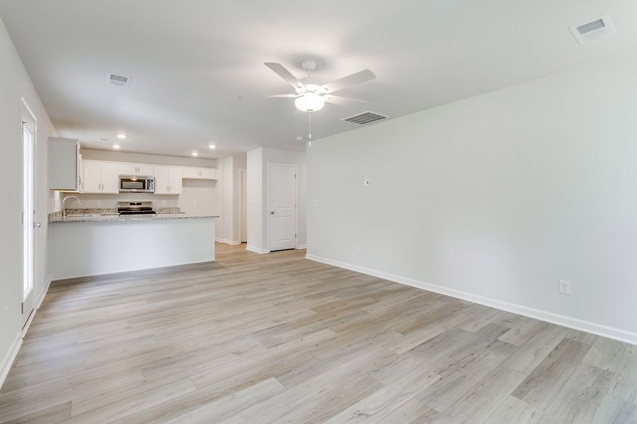 Spacious, unfurnished interior of a new home in Bluefield, Lexington (Image 16).