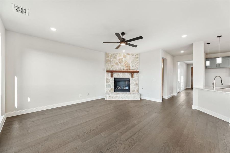 Spacious, unfurnished interior of a new home in Sable Creek, Sanger (Image 31).