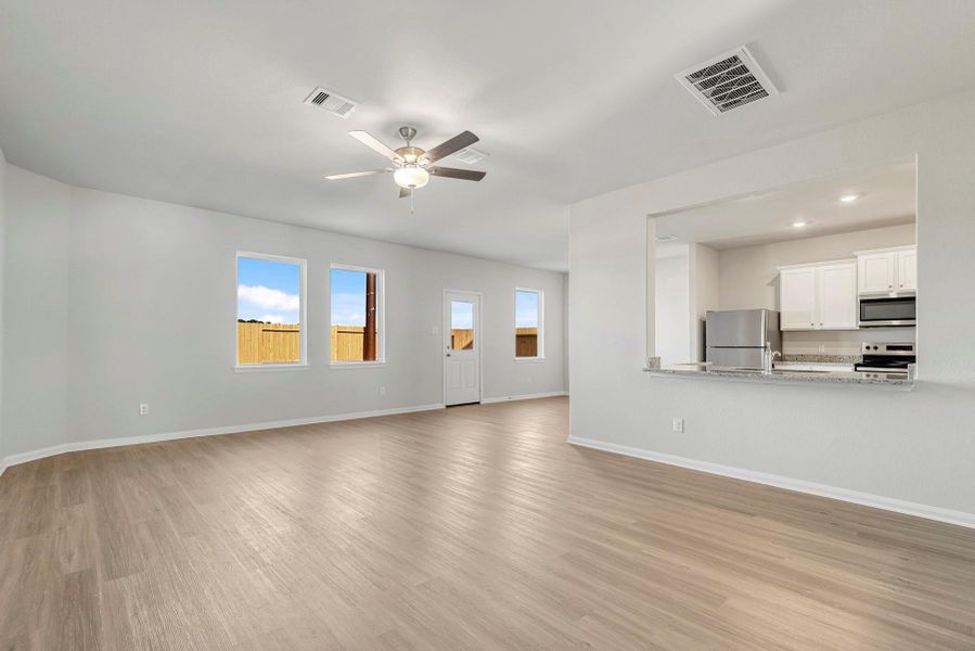 Spacious, unfurnished interior of a new home in Cypress Trails at Bauer Landing, Hockley (Image 6).