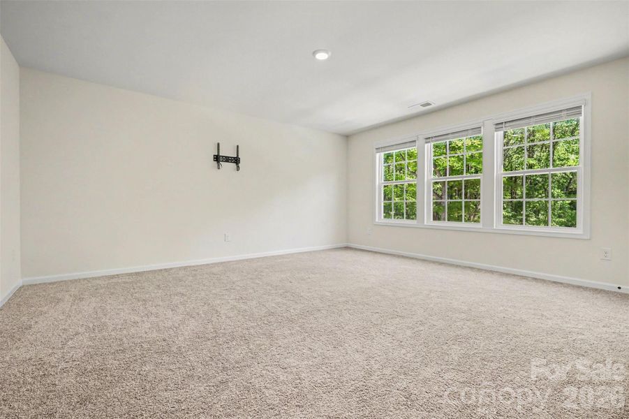 Spacious, unfurnished interior of a new home in Falls Cove, Troutman (Image 31).