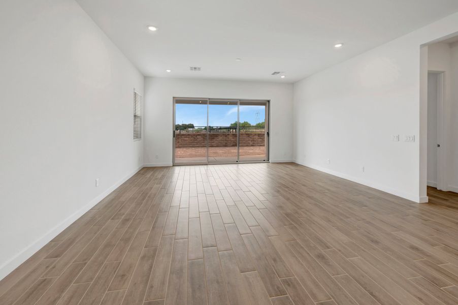 Spacious, unfurnished interior of a new home in Terraza, San Tan Valley (Image 24).
