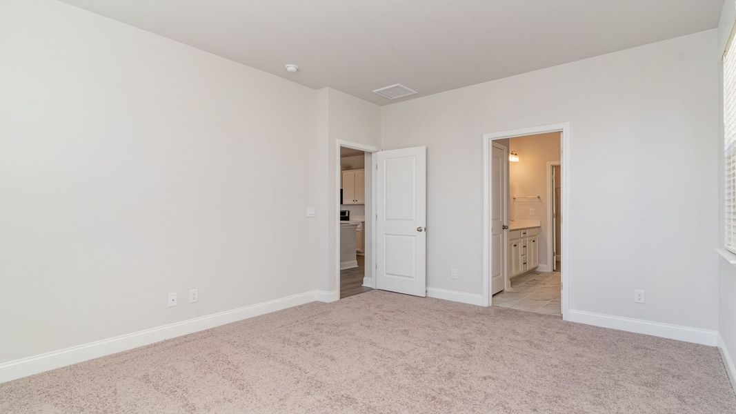 Spacious, unfurnished interior of a new home in Rolling Hills, Bolivia (Image 11).