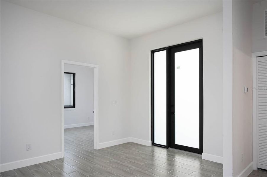 Spacious, unfurnished interior of a new home in , Rotonda West (Image 34).