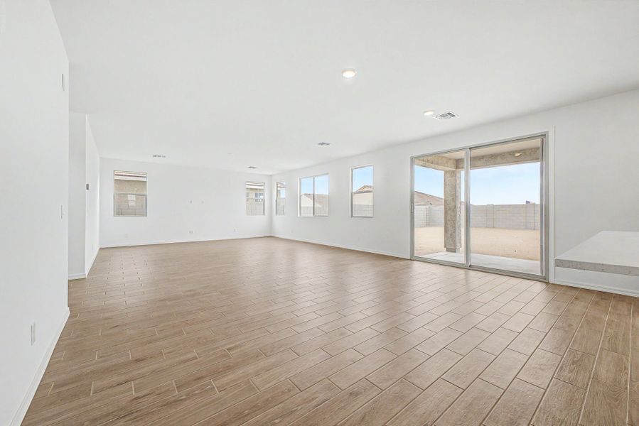 Spacious, unfurnished interior of a new home in White Tank Vistas, Waddell (Image 13).