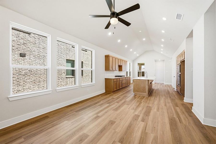 Spacious, unfurnished interior of a new home in Heritage Ranch: 40ft. lots, Sherman (Image 12). Spacious, unfurnished interior of a new home in Heritage Ranch: 40ft. lots, Sherman (Image 12).