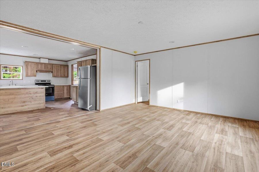 11-5737 Lloyd Rd-11