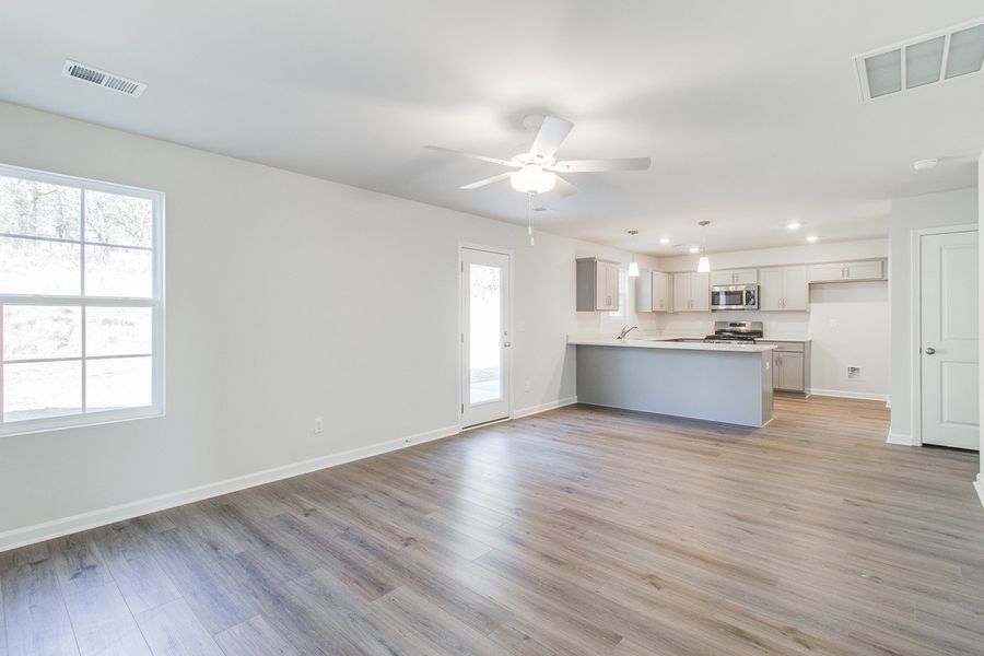 Spacious, unfurnished interior of a new home in Bluefield, Lexington (Image 21).