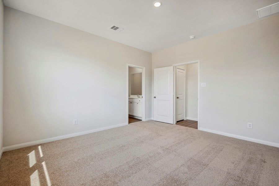 Spacious, unfurnished interior of a new home in Trails at Cochran Ranch, Waller (Image 15).