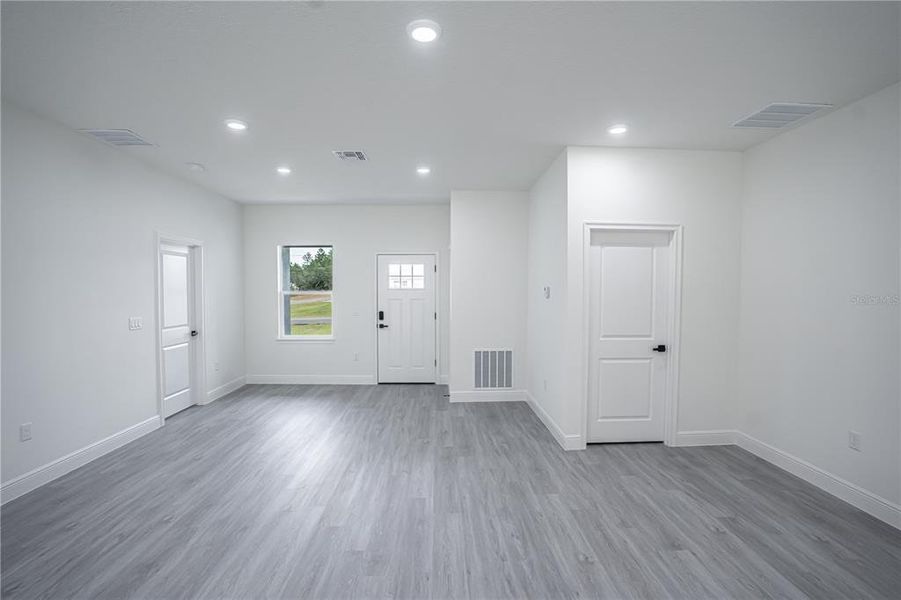 Spacious, unfurnished interior of a new home in , Ocala (Image 16).