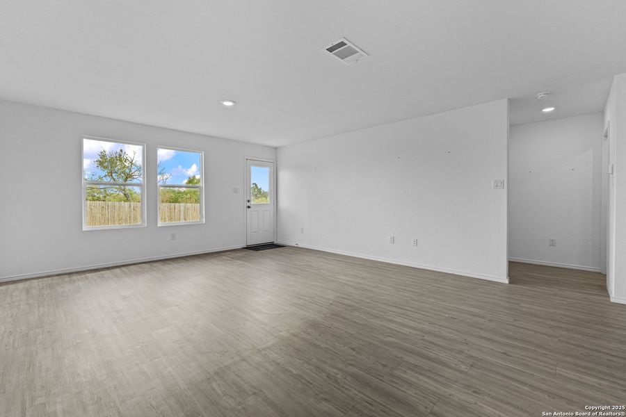 Spacious, unfurnished interior of a new home in Lodi Grove, Floresville (Image 12).