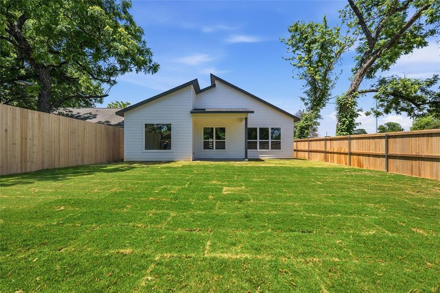 Exterior details and patio area of a home in , Dallas (Image 3).