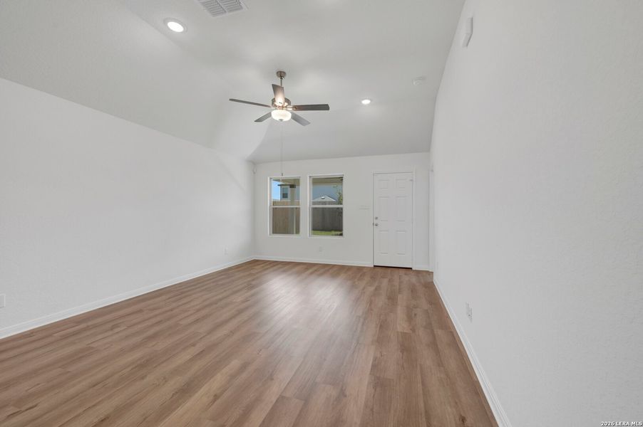 Spacious, unfurnished interior of a new home in Park Place, New Braunfels (Image 29).