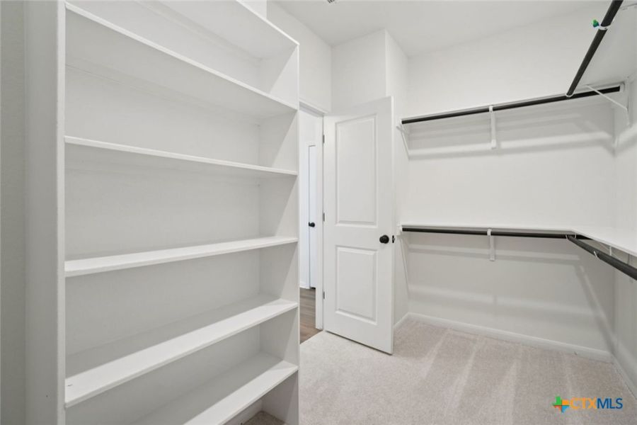 Spacious, unfurnished interior of a new home in Village at Three Oaks, Seguin (Image 25).