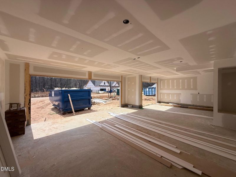 Massive 3 Car Garage!