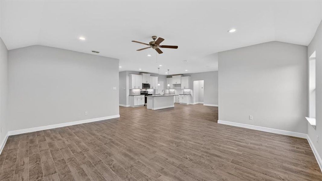 Spacious, unfurnished interior of a new home in Sandstone Estates, Granbury (Image 12).