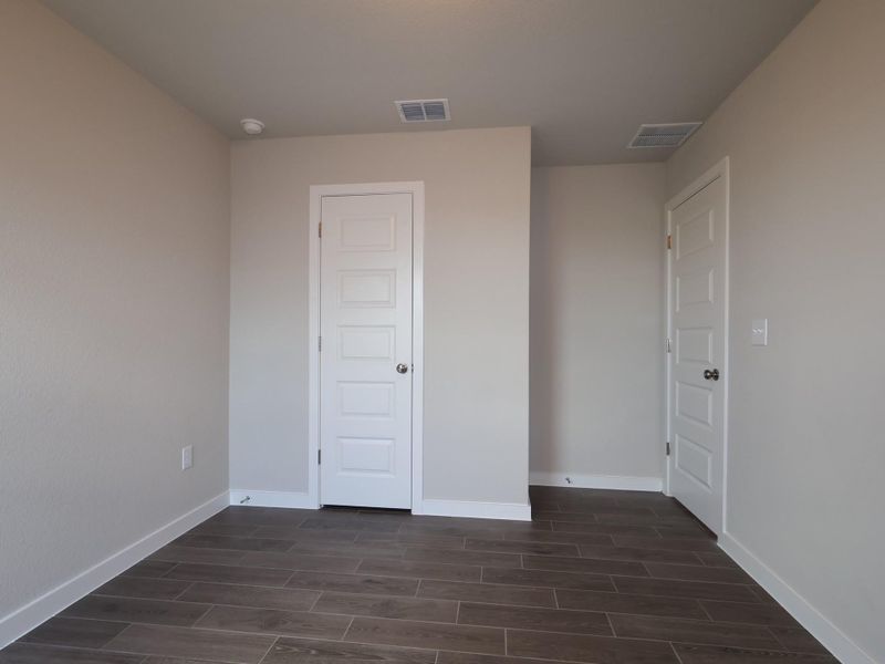 Spacious, unfurnished interior of a new home in Willow Springs, Buda (Image 10).