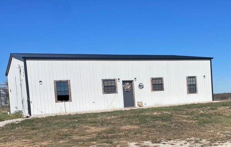 View of front facade featuring a front lawn