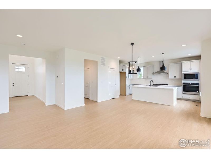 Spacious, unfurnished interior of a new home in Barefoot Lakes, Longmont (Image 17).