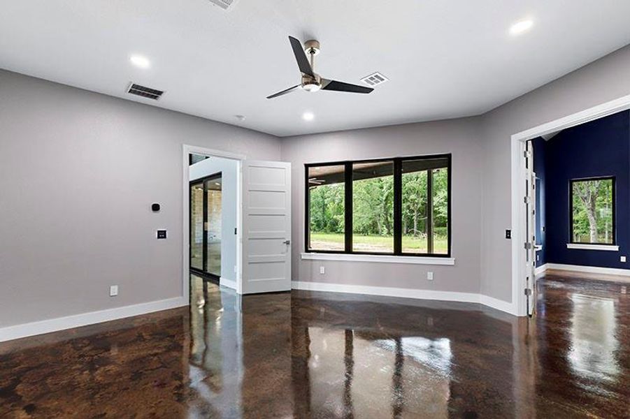 Spacious, unfurnished interior of a new home in , Sadler (Image 25).