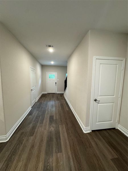 entry way that leads to the kitchen & family room
