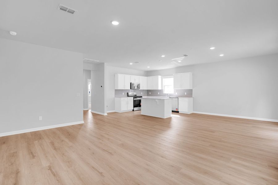 Spacious, unfurnished interior of a new home in Bradford Pointe, Summerville (Image 35).