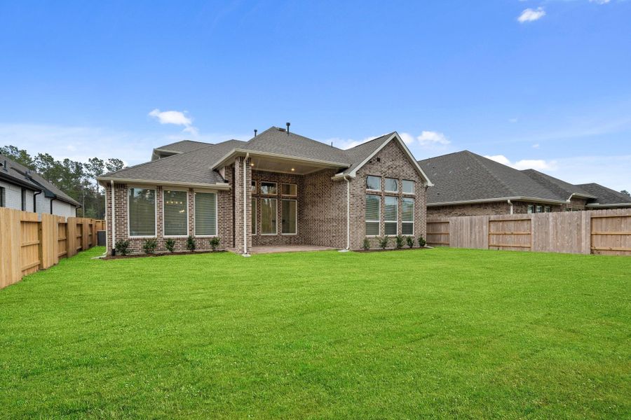Exterior details and patio area of a home in Evergreen, Conroe (Image 27).