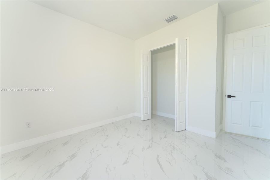 Spacious, unfurnished interior of a new home in , Cape Coral (Image 19).