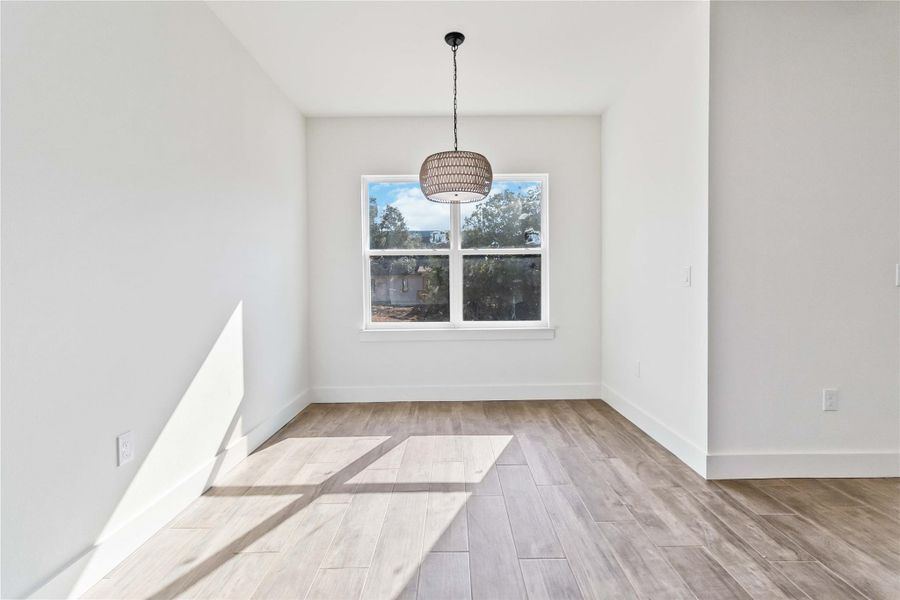 Dining area without virtual staging Dining area without virtual staging