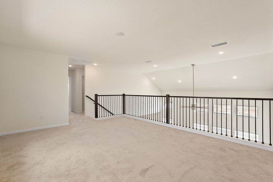 Spacious, unfurnished interior of a new home in Porter Country, Buda (Image 29).