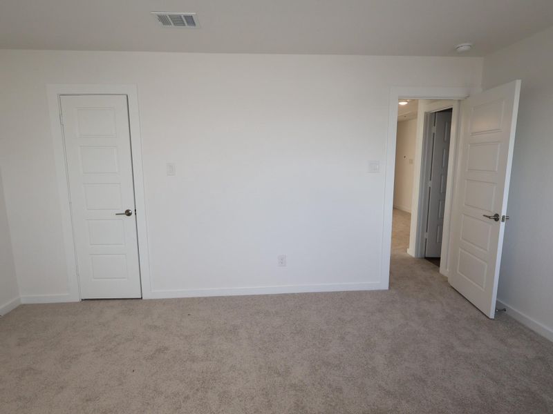 Spacious, unfurnished interior of a new home in Miller's Pond, Rosenberg (Image 35).