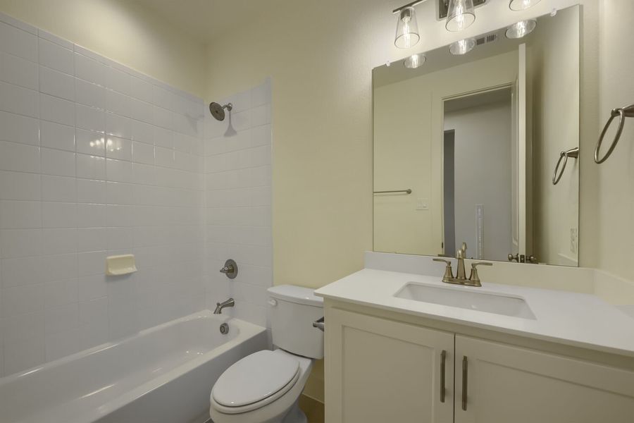 690 Red Cedar - Full Bathroom