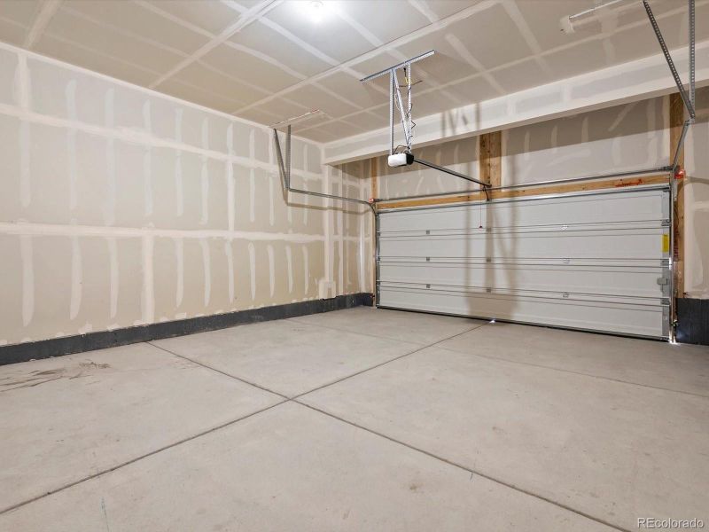 Spacious, unfurnished interior of a new home in Lake Bluff, Greeley (Image 22).