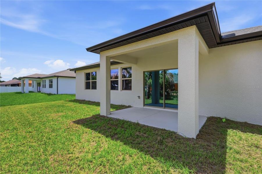 Exterior details and patio area of a home in , North Port (Image 4).